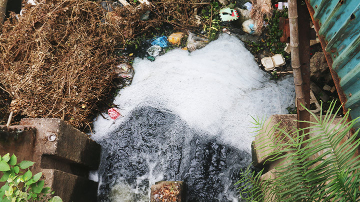  Nước thải tại làng miến Phú Diễn xả thẳng ra sông Nhuệ thông qua một trạm xả.