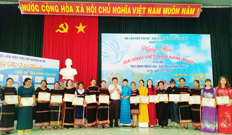 Ia Pa tổ chức Ngày hội Gia đình Việt Nam năm 2022 ảnh 1  Các gia đình hội viên phụ nữ được biểu dương. Ảnh: Như Loan