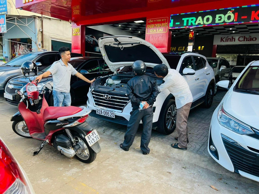 Các doanh nghiệp kinh doanh ô tô cũ tích cực “săn” hàng chất lượng để đáp ứng nhu cầu thị trường. Ảnh: Sơn Ca  Các doanh nghiệp kinh doanh ô tô cũ tích cực “săn” hàng chất lượng để đáp ứng nhu cầu thị trường. Ảnh: Sơn Ca
