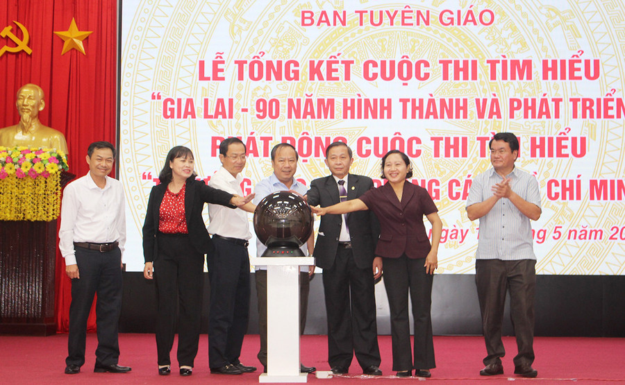  Các đại biểu bấm nút phát động Cuộc thi “Tìm hiểu tư tưởng, đạo đức, phong cách Hồ Chí Minh về nâng cao đạo đức cách mạng; phòng-chống tham nhũng, tiêu cực”. Ảnh: Phan Lài