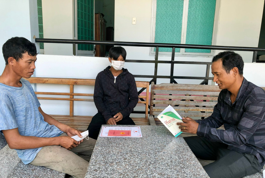 ông Rah Lan Y Hơn-Chủ tịch Hội Nông dân xã Uar, Chủ nhiệm CLB “Nông dân với pháp luật” xã Uar hướng dẫn về pháp luật cho người dân. Ảnh: Gia Hưng