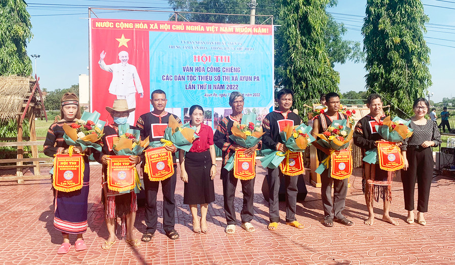 Ban tổ chức trao cờ lưu niệm cho các đoàn tham gia hội thi. Ảnh: Vũ Chi Ban tổ chức trao cờ lưu niệm cho các đoàn tham gia hội thi. Ảnh: Vũ Chi