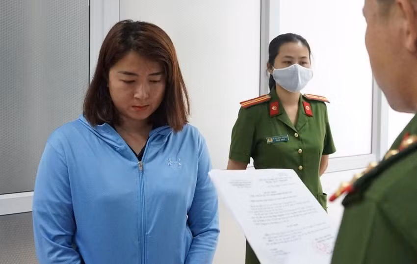 Công an thực hiện lệnh bắt tam giam nghi phạm Lê Thị Thảo Nguyên. Ảnh: H.H