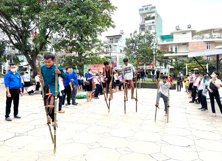  Các em thiếu nhi TP. Pleiku tham gia thử thách đi cà kheo. Ảnh: Phan Lài
