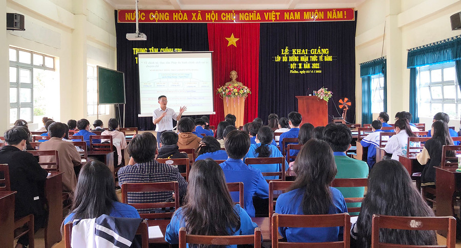  Quang cảnh lớp bồi dưỡng nhận thức về Đảng cho đoàn viên ưu tú. Ảnh: Phan Lài