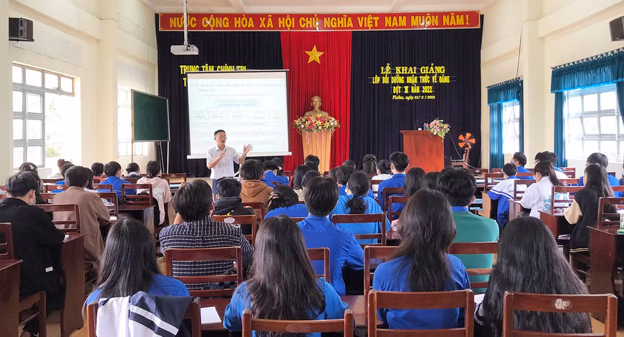  Quang cảnh lớp bồi dưỡng nhận thức về Đảng cho đoàn viên ưu tú. Ảnh: Phan Lài