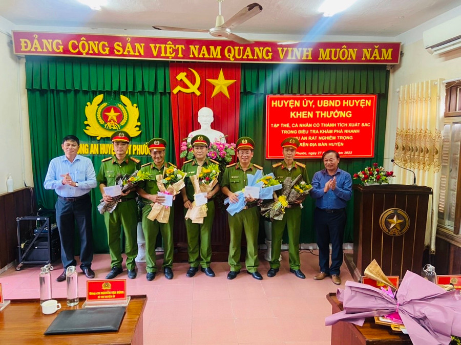  Lãnh đạo H.Tuy Phước đã thưởng nóng 5 tập thể và 10 cá nhân tham gia phá án nhanh. Ảnh: Trị Bình