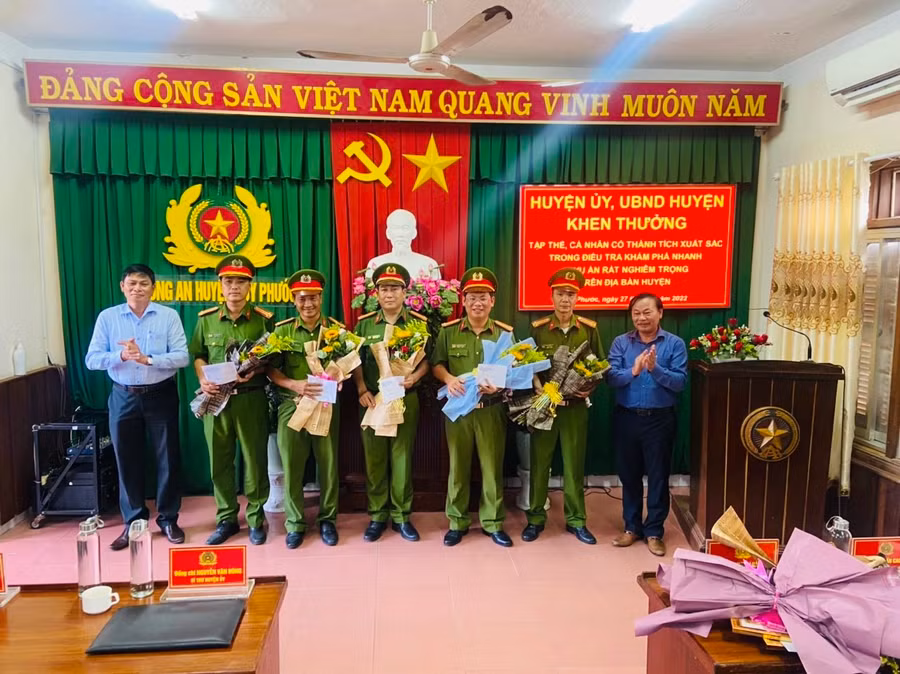  Lãnh đạo H.Tuy Phước đã thưởng nóng 5 tập thể và 10 cá nhân tham gia phá án nhanh. Ảnh: Trị Bình