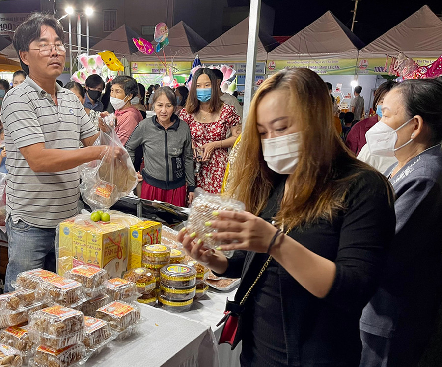 Gian hàng đặc sản của TP. Tuy Hòa (tỉnh Phú Yên) thu hút rất đông khách đến tham quan và mua sắm. Ảnh: Vũ Thảo Gian hàng đặc sản của TP. Tuy Hòa (tỉnh Phú Yên) thu hút rất đông khách đến tham quan và mua sắm. Ảnh: Vũ Thảo