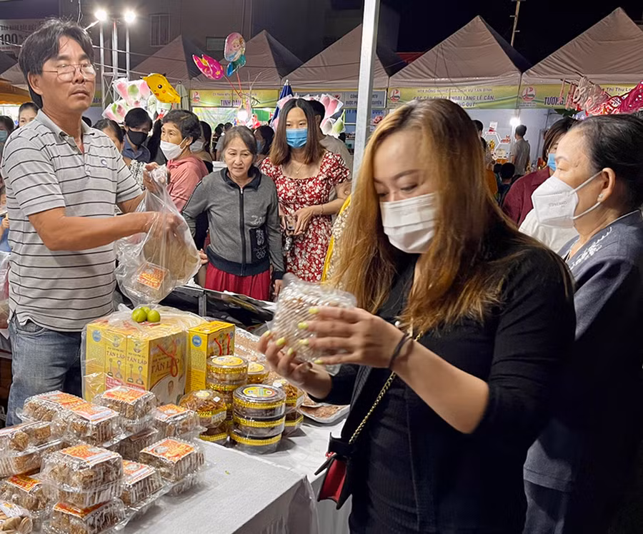 Gian hàng đặc sản của TP. Tuy Hòa (tỉnh Phú Yên) thu hút rất đông khách đến tham quan và mua sắm. Ảnh: Vũ Thảo