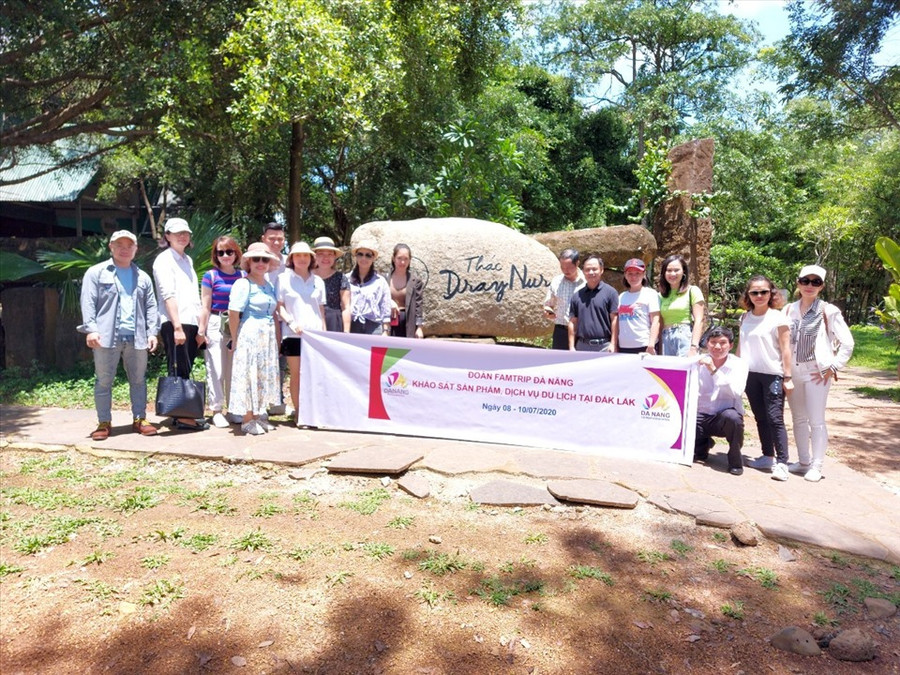 Du khách đến trải nghiệm, khám phá tại tỉnh Đắk Lắk. Ảnh: L.H