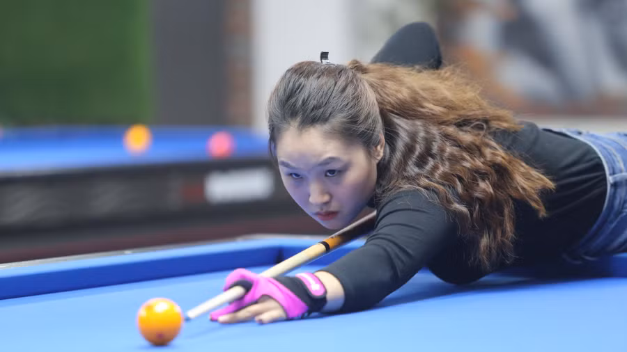 Dù mới chơi billiards carom 3 băng nhưng nữ cơ thủ Lương Thị Thơm đã chứng minh được khả năng của mình. Ảnh: Lê Văn Ngọc