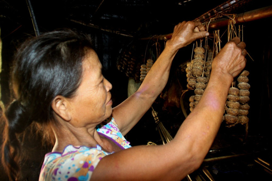 Men lá, bí quyết để nấu được những mẻ rượu ngon ở bản Đá Bàn (xã Pa Nang, H.Đakrông, Quảng Trị). Ảnh: Nguyễn Phúc