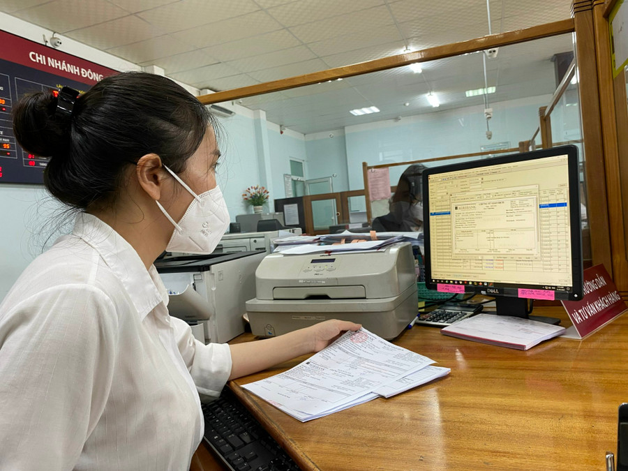 Phần mềm tra cứu giá tài khoản số đẹp đã hỗ trợ các giao dịch viên tra cứu mức phí nhanh, chính xác. Ảnh: Sơn Ca Phần mềm tra cứu giá tài khoản số đẹp đã hỗ trợ các giao dịch viên tra cứu mức phí nhanh, chính xác. Ảnh: Sơn Ca