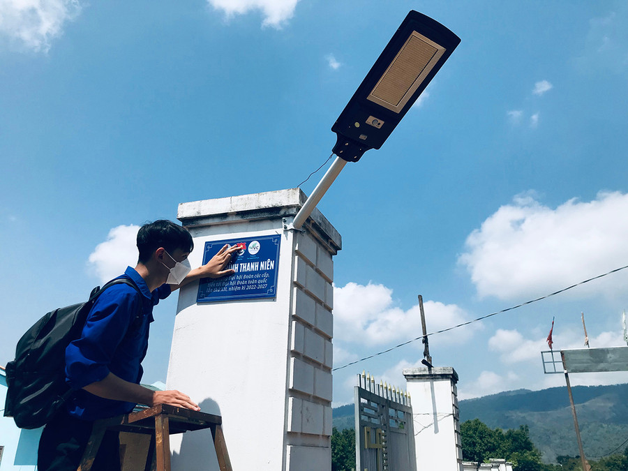  Thanh niên lắp đặt tuyến đường “Thắp sáng đường quê” tại làng Đak Mong (xã Đak Krong, huyện Đak Đoa). Ảnh: Phan Lài