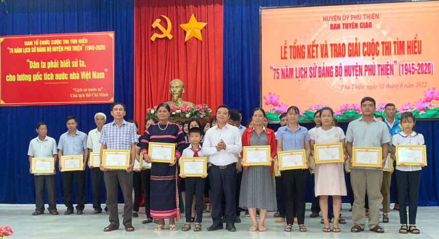 Ông Vũ Hồng Duy-Phó Bí thư Thường trực Huyện ủy Phú Thiện trao giải cho các thí sinh đạt giải nhất tại cuộc thi. Ảnh: Vũ Chi