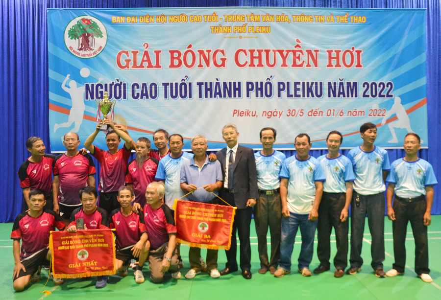  Ông Lê Đình Chấp-Phó Trưởng ban Đại diện Hội NCT TP. Pleiku (thứ 6 từ phải sang) trao giải nhất cho Đội phường Yên Thế (mặc áo đỏ), giải nhì cho Đội phường Thống Nhất (áo vàng). Ảnh: Hoàng Minh