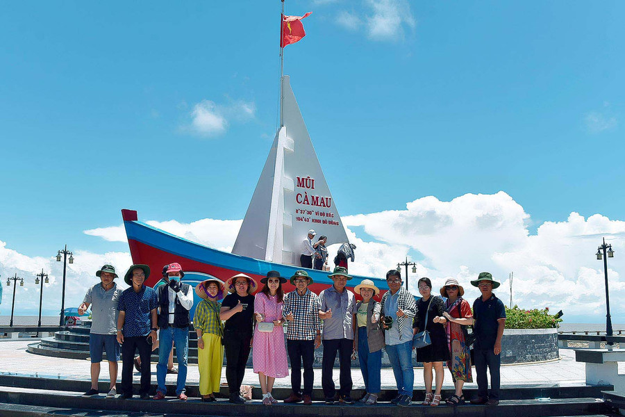 Đoàn công tác Báo Gia Lai chụp ảnh lưu niệm tại Mũi Cà Mau. Ảnh: Đ.T