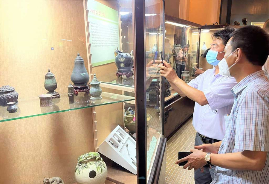 Khách tham quan trưng bày chuyên đề Sưu tập Nguyễn Hữu Triết – Tâm huyết một đời người. Ảnh: Quỳnh Trân