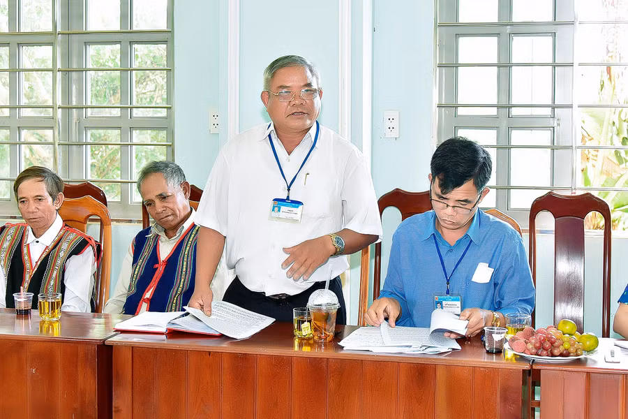Ông Y Mưn-Bí thư Đảng Uỷ xã Adơk báo cáo nhanh kết quả thực hiện chính sách người có uy tín trong đồng bào DTTS tại địa phương.
