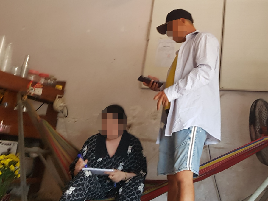 Ny (nữ, khoảng 30 tuổi) cho biết đã chuộc rất nhiều người lao động bị bán sang Campuchia. Ảnh: Thanh Niên