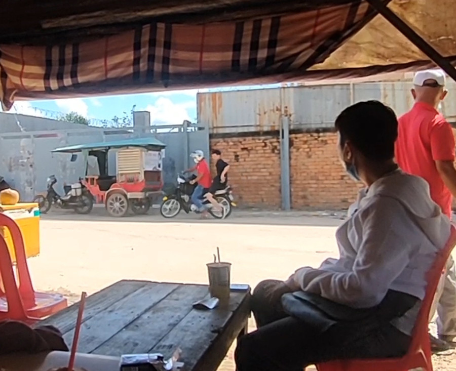 Người VN chầu chực chờ chuộc người bên kia biên giới. Ảnh: Giang Phương