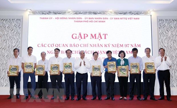 Chủ tịch nước Nguyễn Xuân Phúc tặng quà lưu niệm cho các Tổng Biên tập, Trưởng các cơ quan báo chí, nhà báo tiêu biểu trên địa bàn Thành phố Hồ Chí Minh. (Ảnh: Thống Nhất/TTXVN) Chủ tịch nước Nguyễn Xuân Phúc tặng quà lưu niệm cho các Tổng Biên tập, Trưởng các cơ quan báo chí, nhà báo tiêu biểu trên địa bàn Thành phố Hồ Chí Minh. (Ảnh: Thống Nhất/TTXVN)