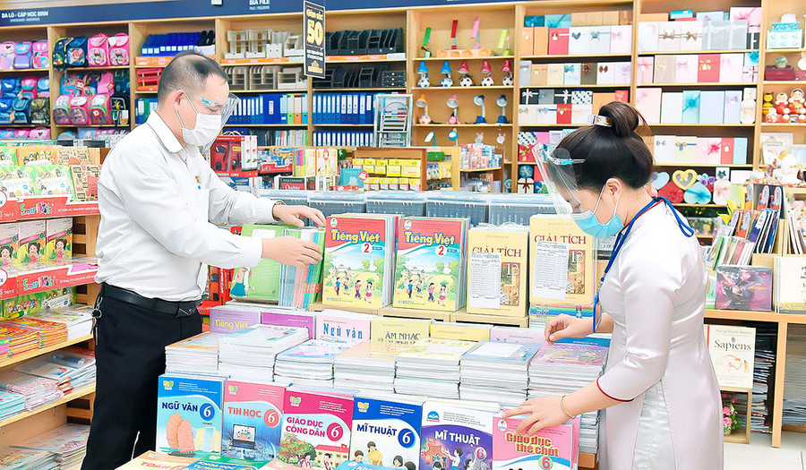 Tại Nhà sách Fahasa (đường Lê Lợi, TP. Pleiku). Ảnh: Đức Thụy Tại Nhà sách Fahasa (đường Lê Lợi, TP. Pleiku). Ảnh: Đức Thụy
