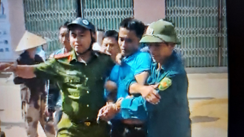  Lực lượng chức năng áp giải đối tượng về cơ quan Công an