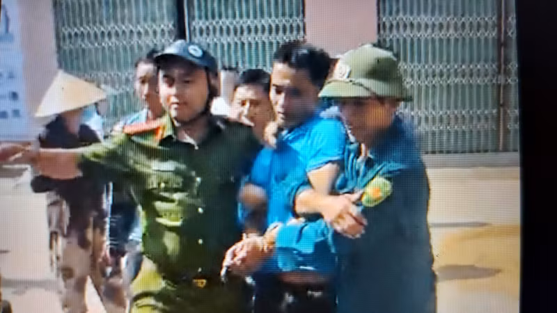  Lực lượng chức năng áp giải đối tượng về cơ quan Công an