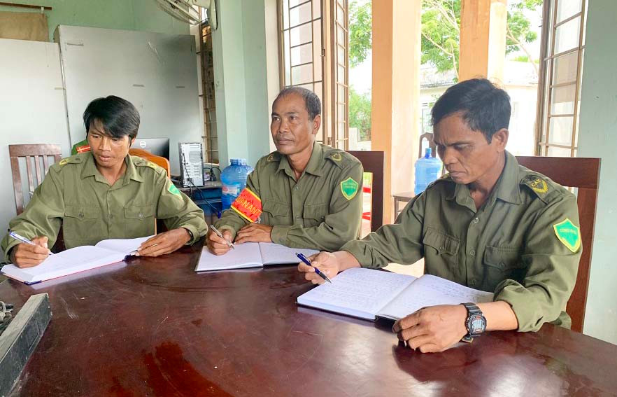 Anh Kpă Puôn (ở giữa) trong một cuộc họp cùng lực lượng Công an xã Chư Gu. Ảnh: Thành Đạt