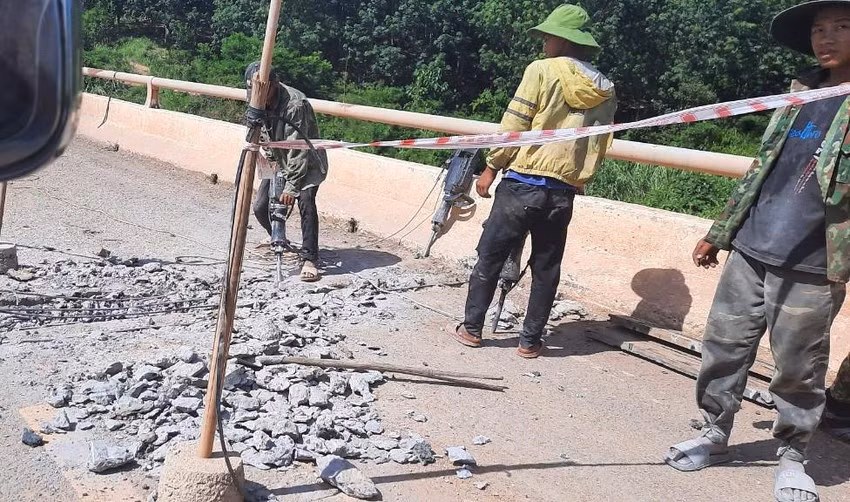 Đơn vị thi công sửa chữa hư hỏng ngay trên cầu đoạn qua xã Ia Dom (huyện Ia H'Drai) và xã Mô Rai (huyện Sa Thầy).