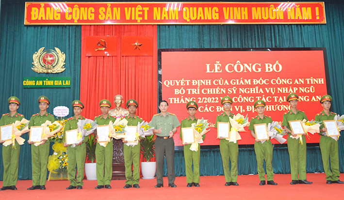  Đại tá Nguyễn Ngọc Sơn-Phó Giám đốc Công an tỉnh trao quyết định của Giám đốc Công an tỉnh về bố trí chiến sĩ công tác tại Công an các đơn vị, địa phương. Ảnh: Nguyễn Hữu