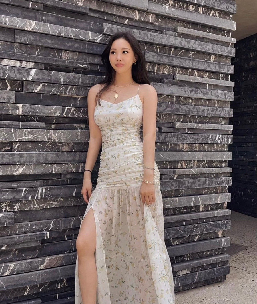 Nhẹ nhàng hơn một chút, bạn có thể lựa những mẫu maxi hai dây xẻ đùi xếp nếp màu sắc trung tính như: Trắng ngà, kem sữa, beige… và phối cùng phụ kiện mạ vàng.