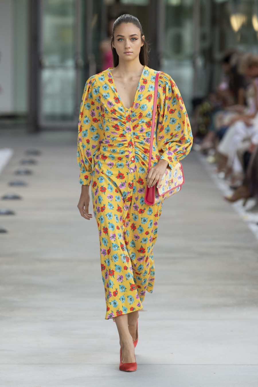 Những mẫu váy có độ dúm ở phần thân đem lại hiệu quả giúp vòng hai thon gọn hơn, trong khi đó chi tiết cổ V trễ nải sẽ làm tăng vẻ quyến rũ lãng mạn cho bộ trang phục màu nắng vàng rực rỡ.