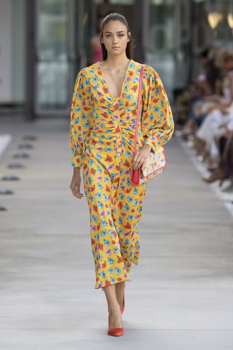 Những mẫu váy có độ dúm ở phần thân đem lại hiệu quả giúp vòng hai thon gọn hơn, trong khi đó chi tiết cổ V trễ nải sẽ làm tăng vẻ quyến rũ lãng mạn cho bộ trang phục màu nắng vàng rực rỡ.