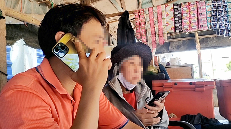 Mẹ con bà D. (ngụ TP.HCM) đi chuộc con ở Campuchia. Ảnh: Dương Phan