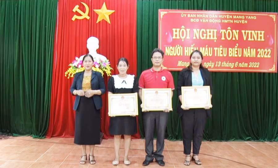  UBND huyện Mang Yang tặng giấy khen cho các tập thể có thành tích xuất sắc trong phong trào hiến máu tình nguyện. Ảnh: Kim Hoàn