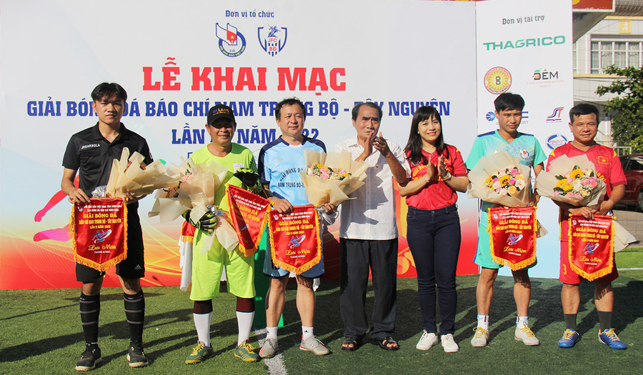 Ban tổ chức giải đấu tặng hoa, cờ lưu niệm cho 4 đội bóng tham gia thi đấu tại giải. Ảnh: Thiên Di