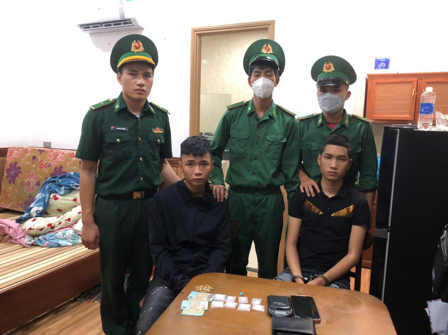 Hai nghi phạm bị tạm giữ. Ảnh: Nguyễn Tú  Hai nghi phạm bị tạm giữ. Ảnh: Nguyễn Tú