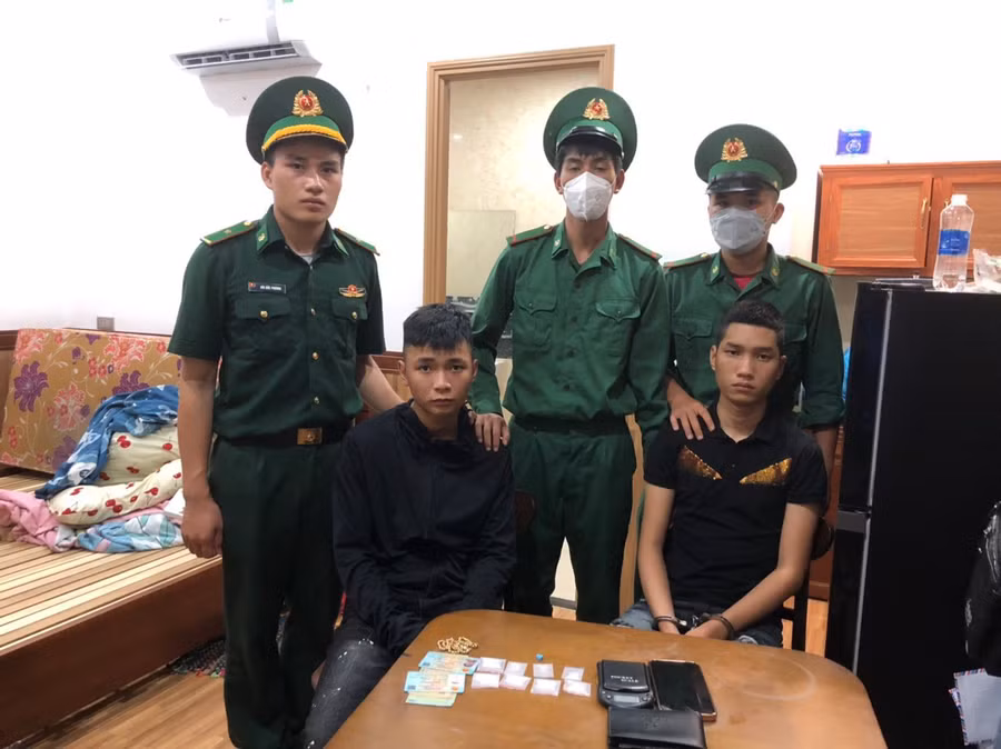  Hai nghi phạm bị tạm giữ. Ảnh: Nguyễn Tú