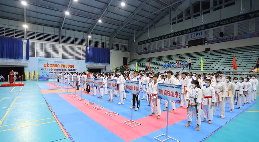  Hơn 200 võ sĩ trẻ tranh tài ở giải đấu lần này. Ảnh: Văn Ngọc