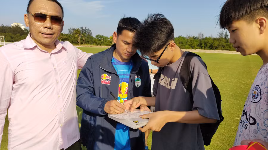 Zico Thái nhiệt tình với CĐV Hải Phòng. Ảnh: LÊ TÂN