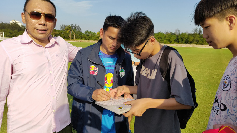 Zico Thái nhiệt tình với CĐV Hải Phòng. Ảnh: LÊ TÂN