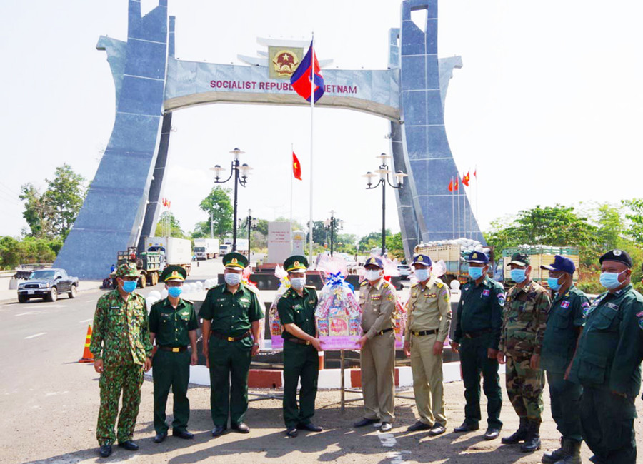 Bộ Chỉ huy Bộ đội Biên phòng tỉnh Gia Lai tặng quà lực lượng bảo vệ biên giới Campuchia. Ảnh: Vĩnh Hoàng  Tỉnh Gia Lai và tỉnh Ratanakiri (Vương quốc Campuchia) tổ chức hội nghị trực tuyến sơ kết chương trình hợp tác năm 2021 và đề ra phương hướng giai đoạn 2022-2025. Ảnh: Vĩnh Hoàng