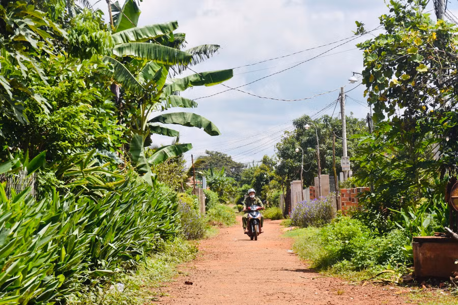 Người dân trong thôn Vinh Hà (xã Ia Blang) đoàn kết, đồng lòng lắp điện chiếu sáng tại các trục đường liên thôn. Ảnh: Trần Dung