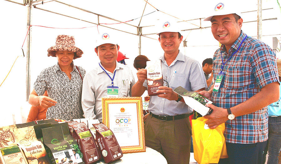 Ông Đoàn Ngọc Có-Phó Giám đốc Sở Nông nghiệp và PTNT (thứ 2 từ phải qua) cùng lãnh đạo huyện tham quan gian hàng trưng bày sản phẩm cà phê Nguyễn Hân đạt sản phẩm Ocop 4 sao. Ảnh: Đinh Yến
