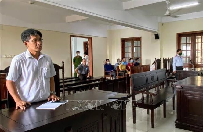 Nguyên đơn (bên trái) và bị đơn nghe Tòa tuyên án. Ảnh: TTXVN phát Nguyên đơn (bên trái) và bị đơn nghe Tòa tuyên án. Ảnh: TTXVN phát