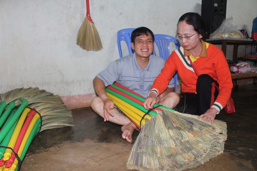 Bà Nguyễn Thị Lan (bìa phải) là thành viên tích cực của bếp ăn Yên Vui (số 50 đường Thống Nhất, TP. Pleiku). Ảnh: Thủy Bình