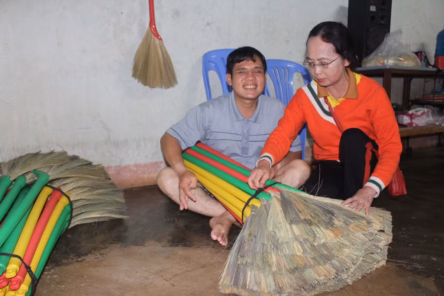 Bà Nguyễn Thị Lan (bìa phải) là thành viên tích cực của bếp ăn Yên Vui (số 50 đường Thống Nhất, TP. Pleiku). Ảnh: Thủy Bình